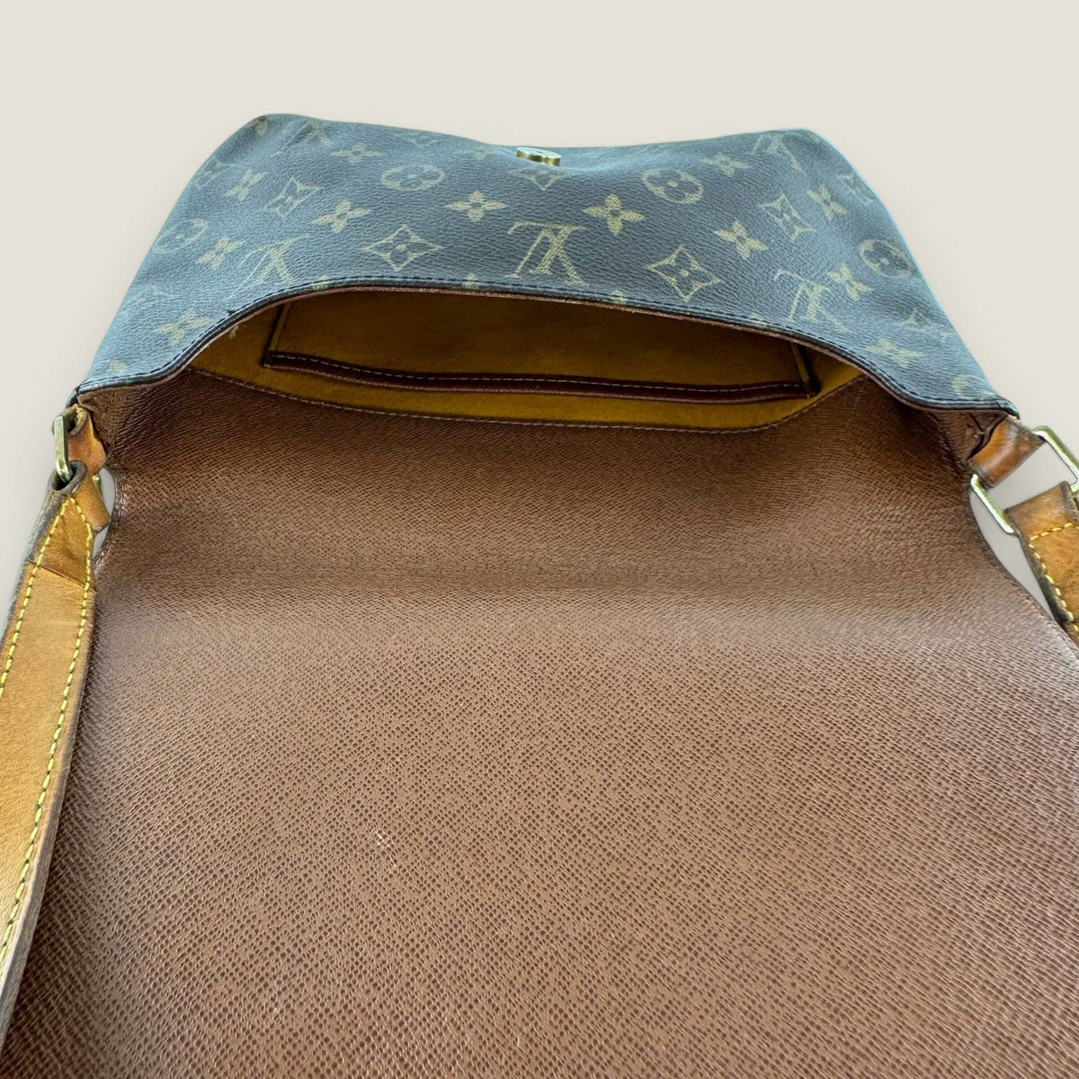 Binnenkant authentieke tweedehands Louis Vuitton tas