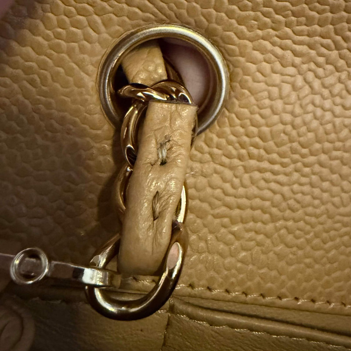 Chanel East West flap beige caviar binnenkant