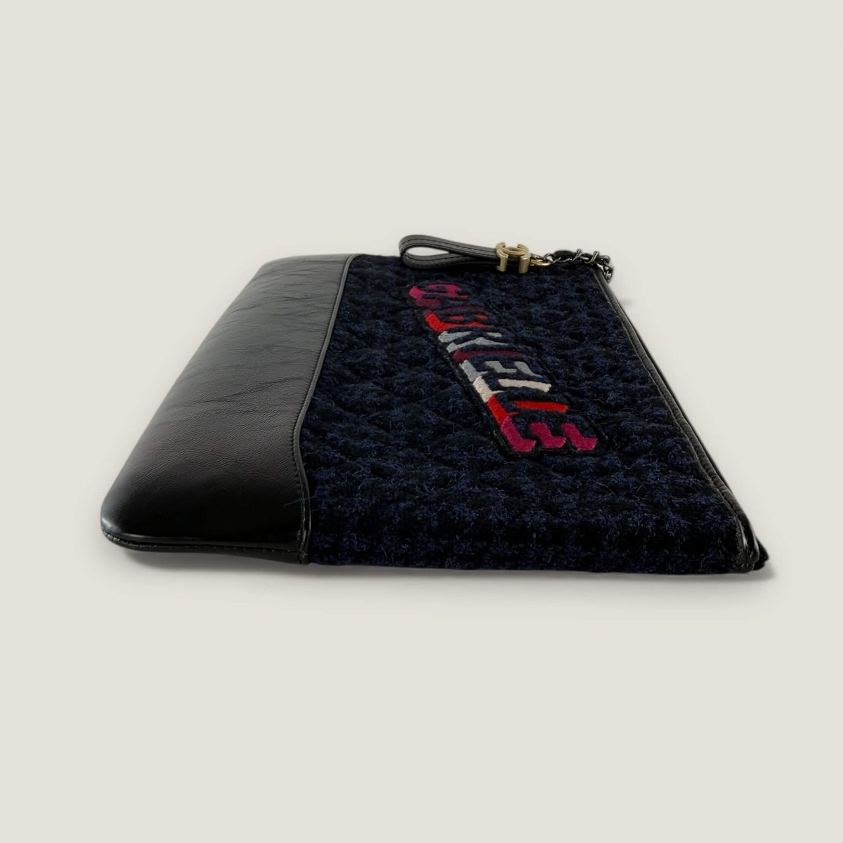 Chanel Gabrielle clutch zijkant