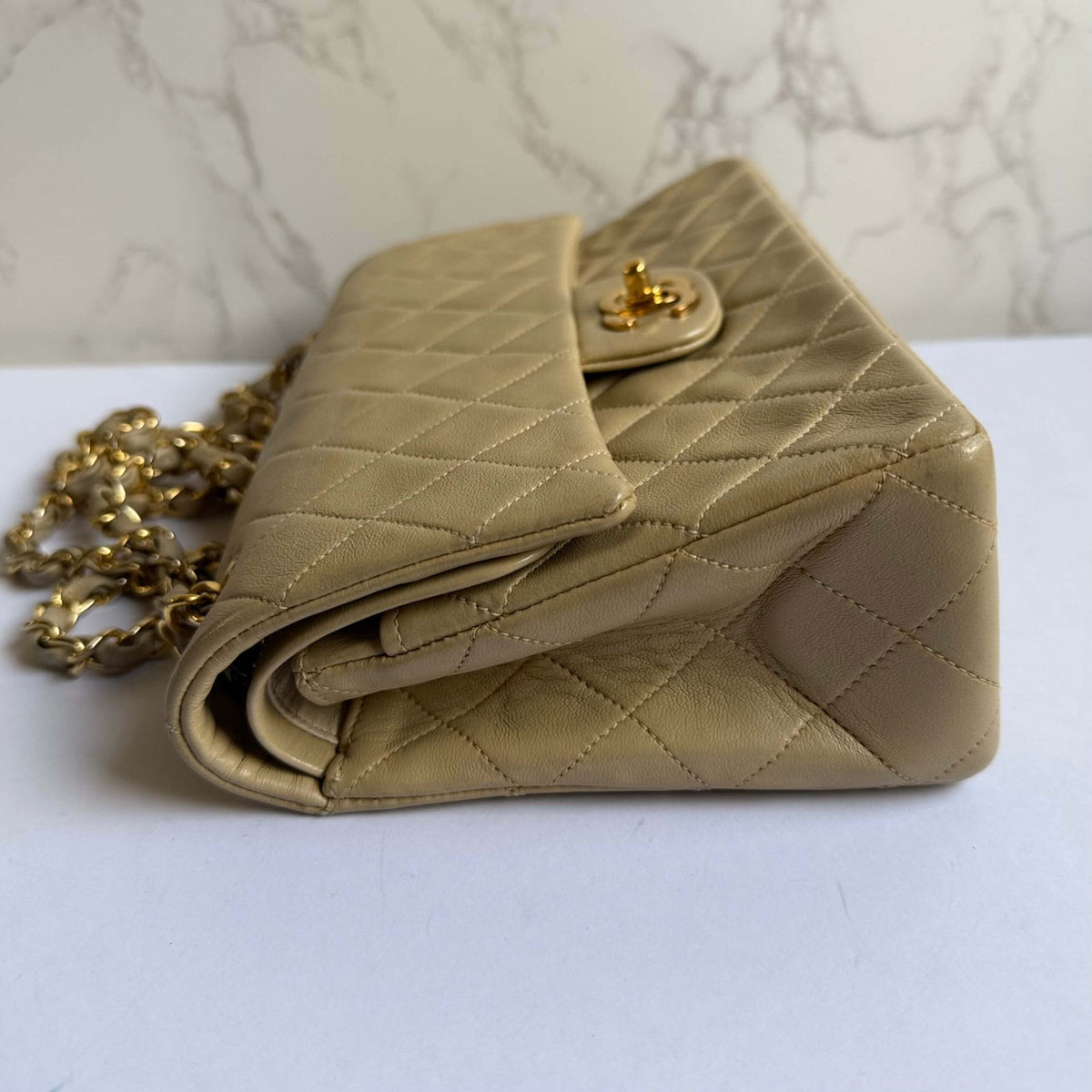 Chanel beige classic flap schoudertas