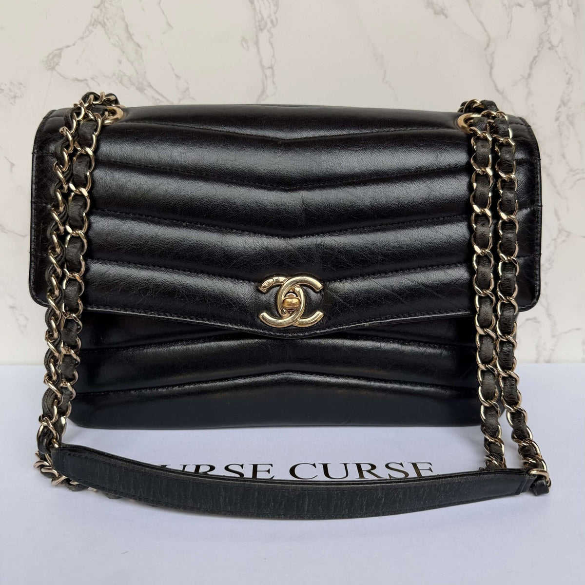 Chanel reversed chevron flap bag voorkant
