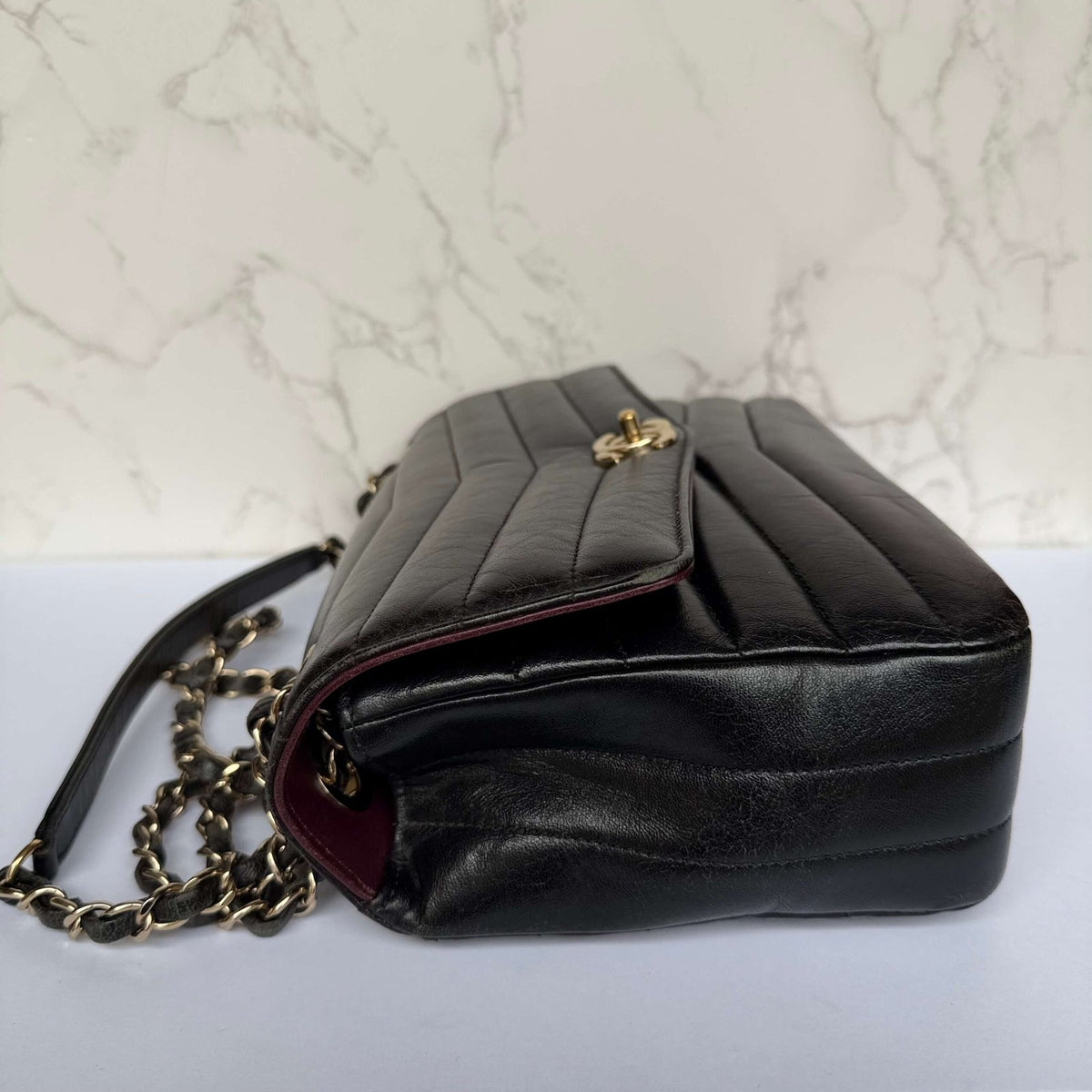 Chanel reversed chevron flap bag zijkant