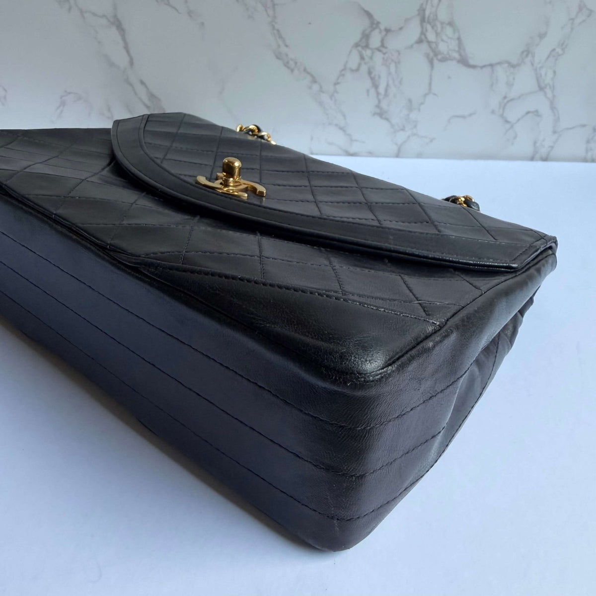 Chanel vintage bag black with gold hardware close-up CC lock
