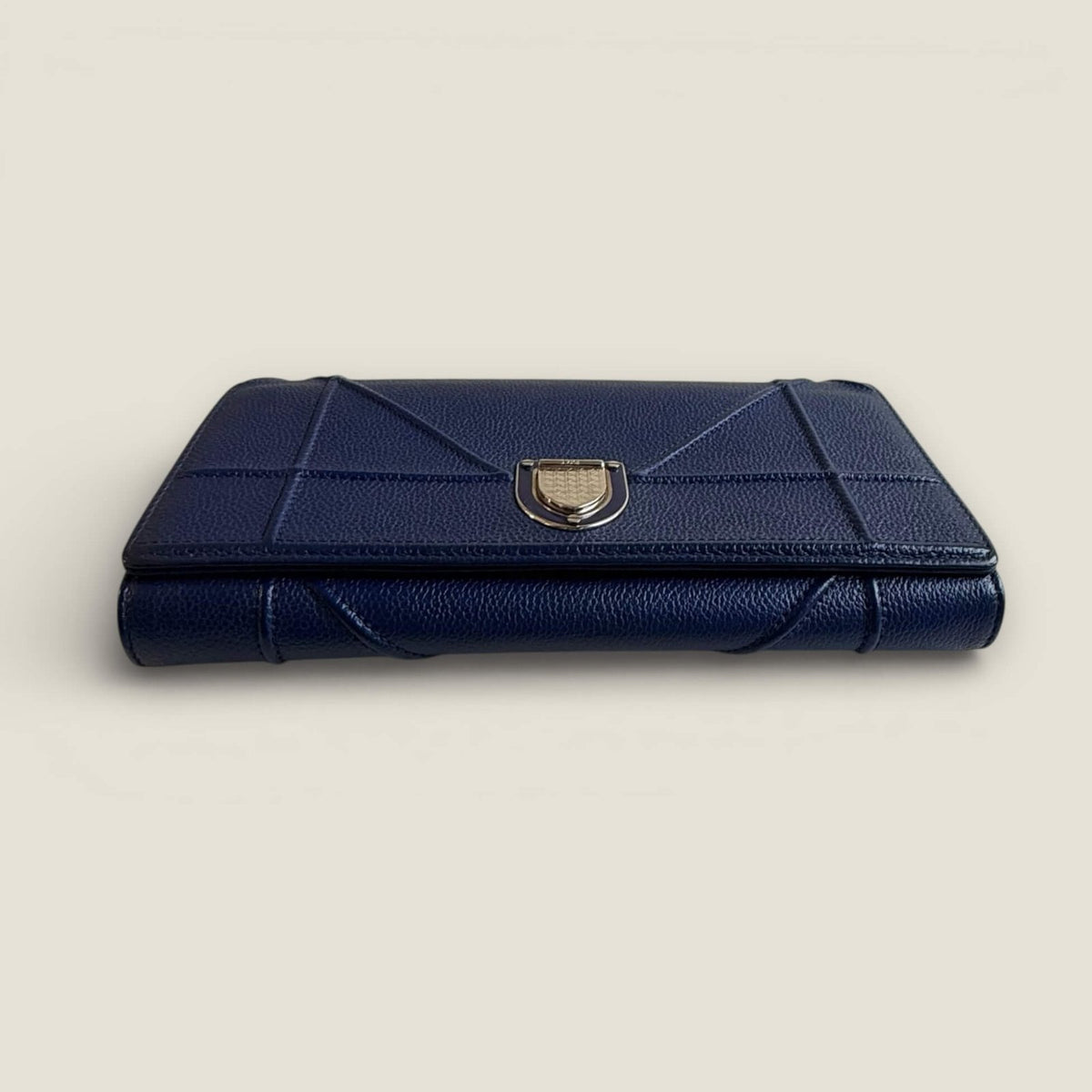 Dior Diorama chain wallet blauw sluiting close up