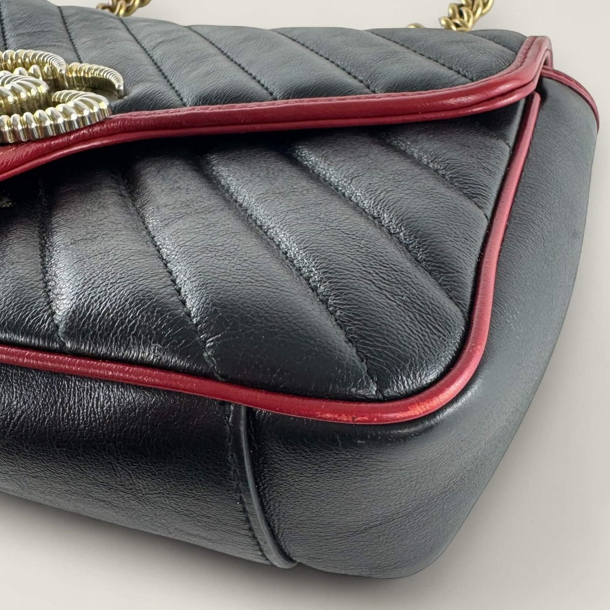 Signs of wear corners Gucci Marmont bag