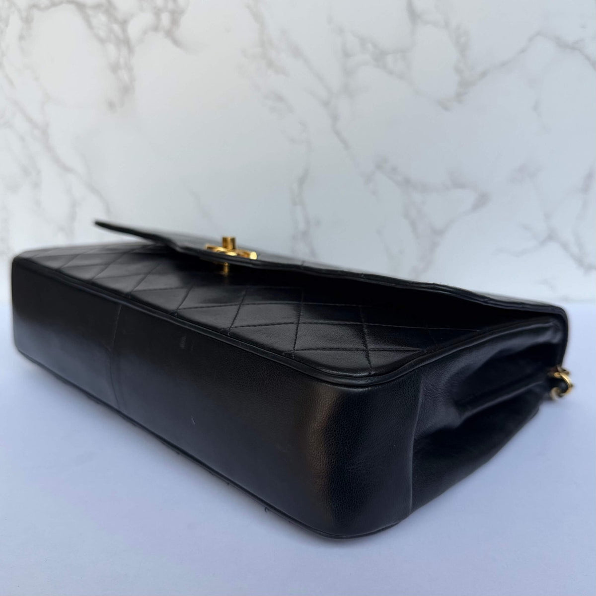 Hoekjes tweedehands Chanel vintage matelassé flap bag