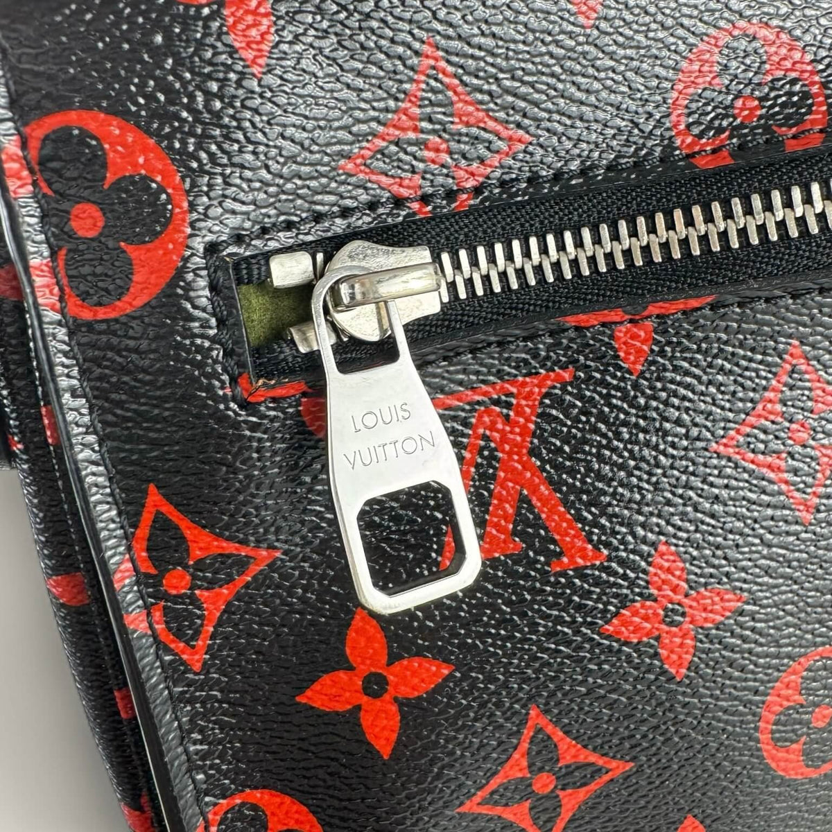 Louis Vuitton Pochette Métis Infrarouge silver-tone hardware detail