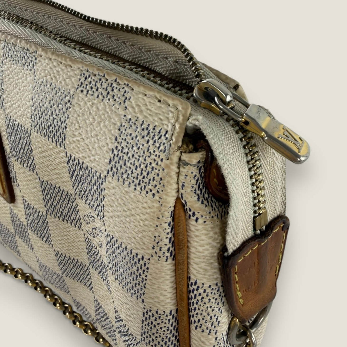 Louis Vuitton damier azur canvas detail