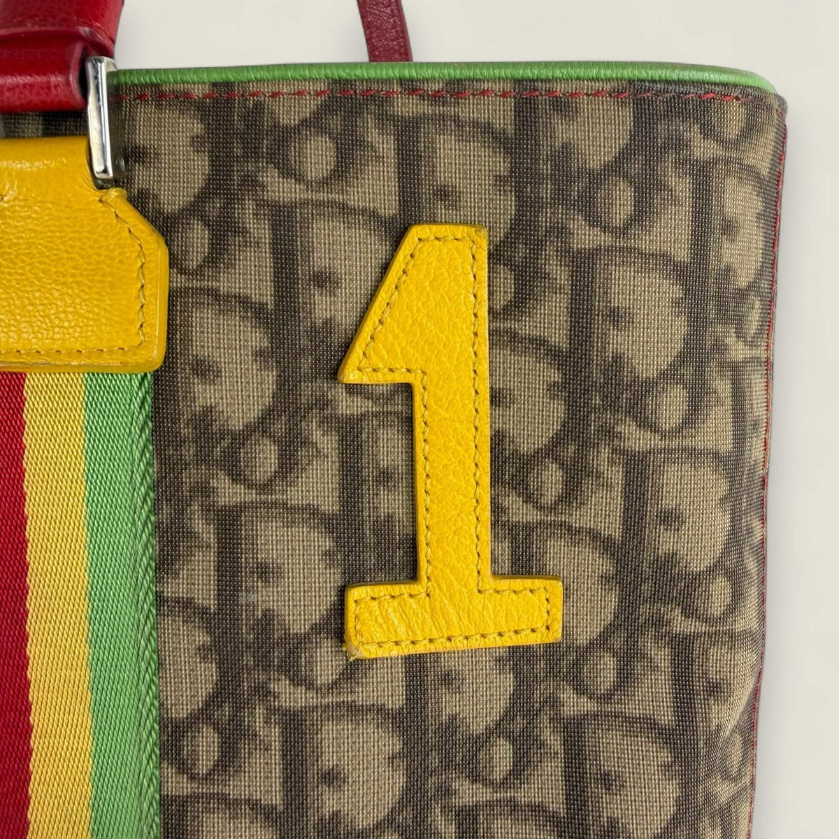 Luxe Dior Rasta tote bag uit 2004 vintage collectie detail foto