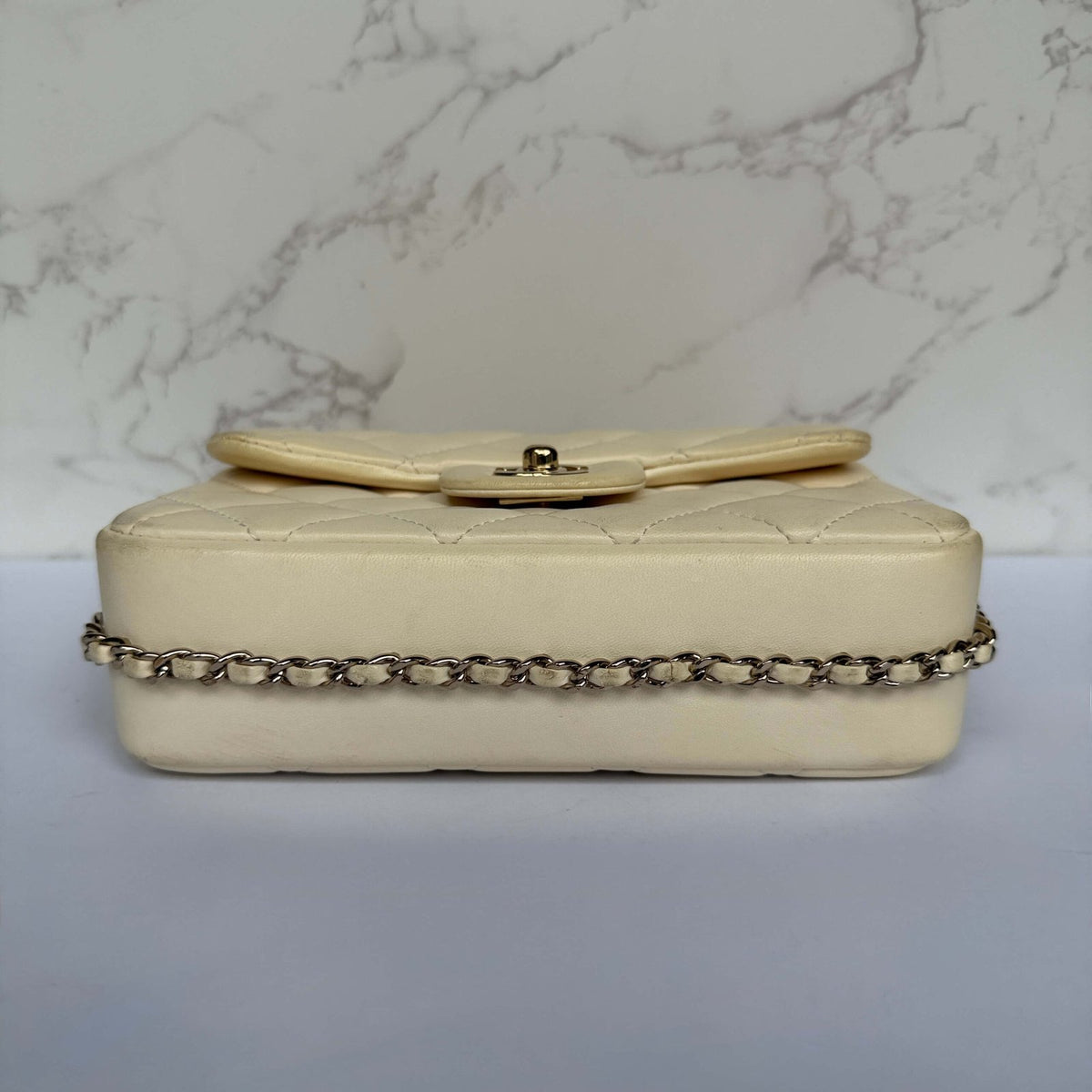 Onderkant Chanel my precious pearl chain flap
