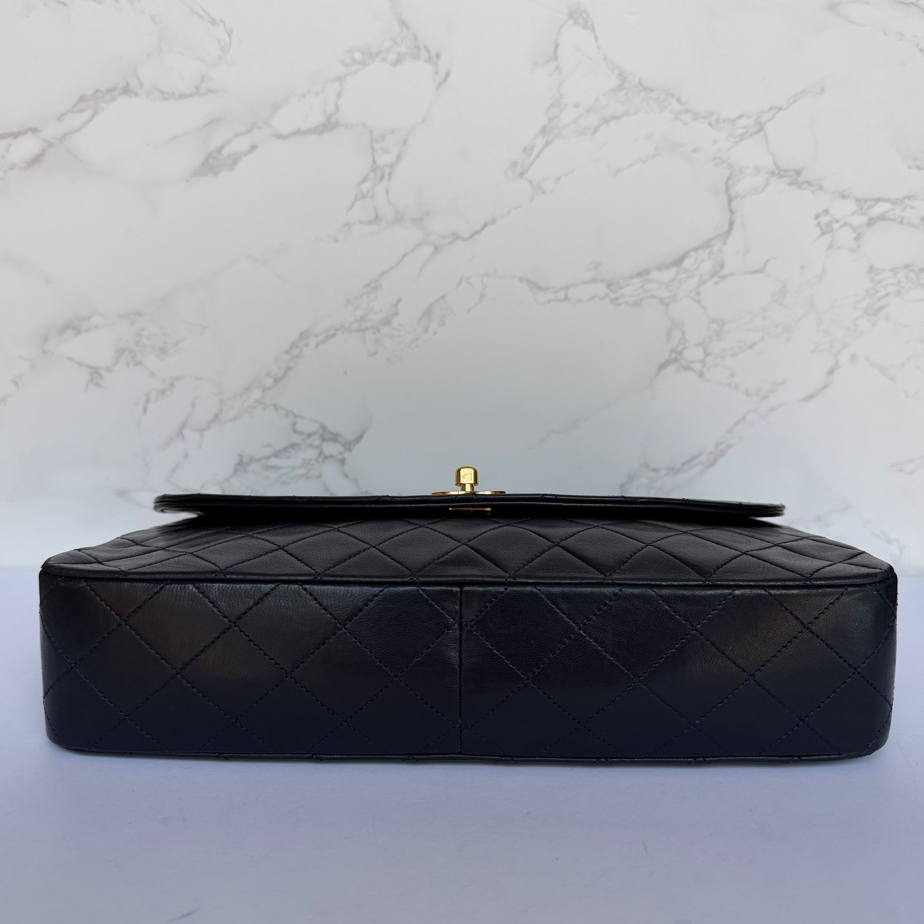 Onderkant vintage Chanel schoudertas hemelsblauw lamsleer