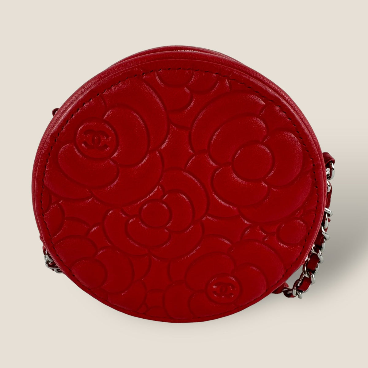 Achterkant Chanel mini schoudertas rond model met camelia print in het rode leer