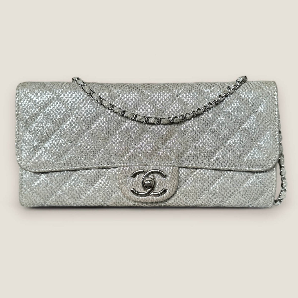 Pre-owned Chanel clutch on chain silver-tone