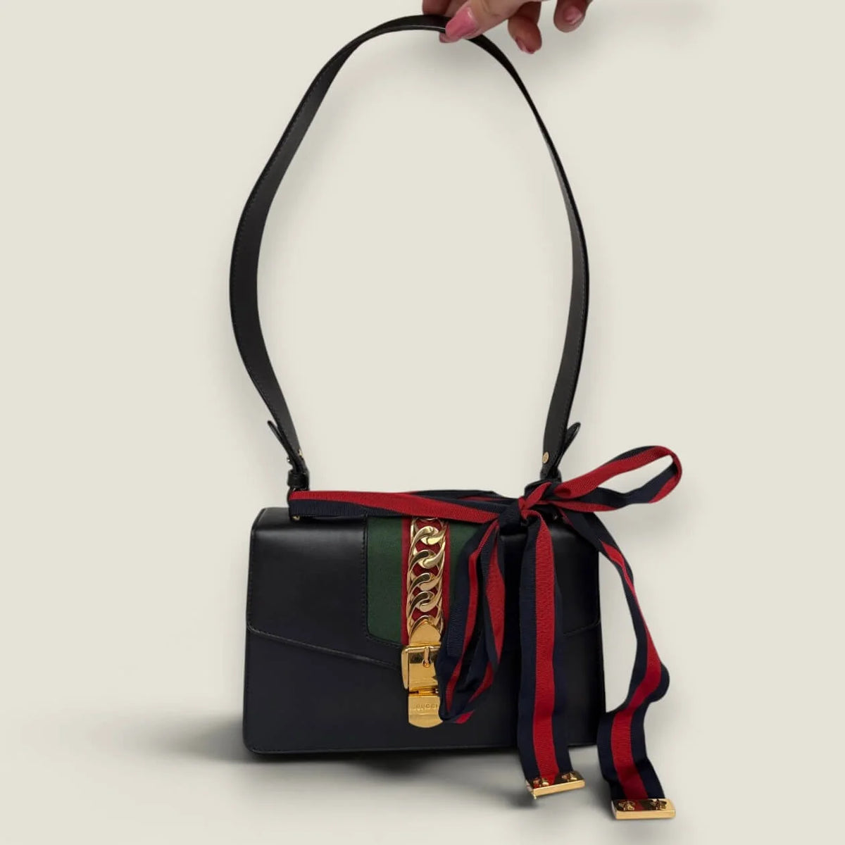 Tweedehands Gucci Small Sylvie zwart leer