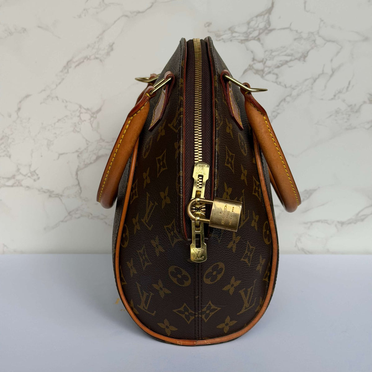 Zijkant Louis Vuitton Ellipse handtas klein