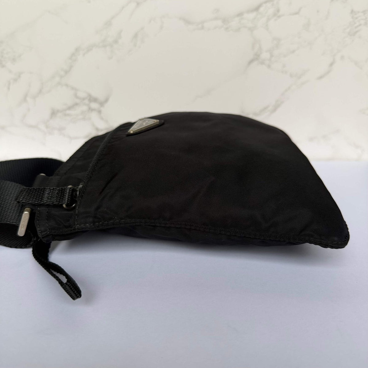 Zijkant authentieke Prada nylon tas zwart