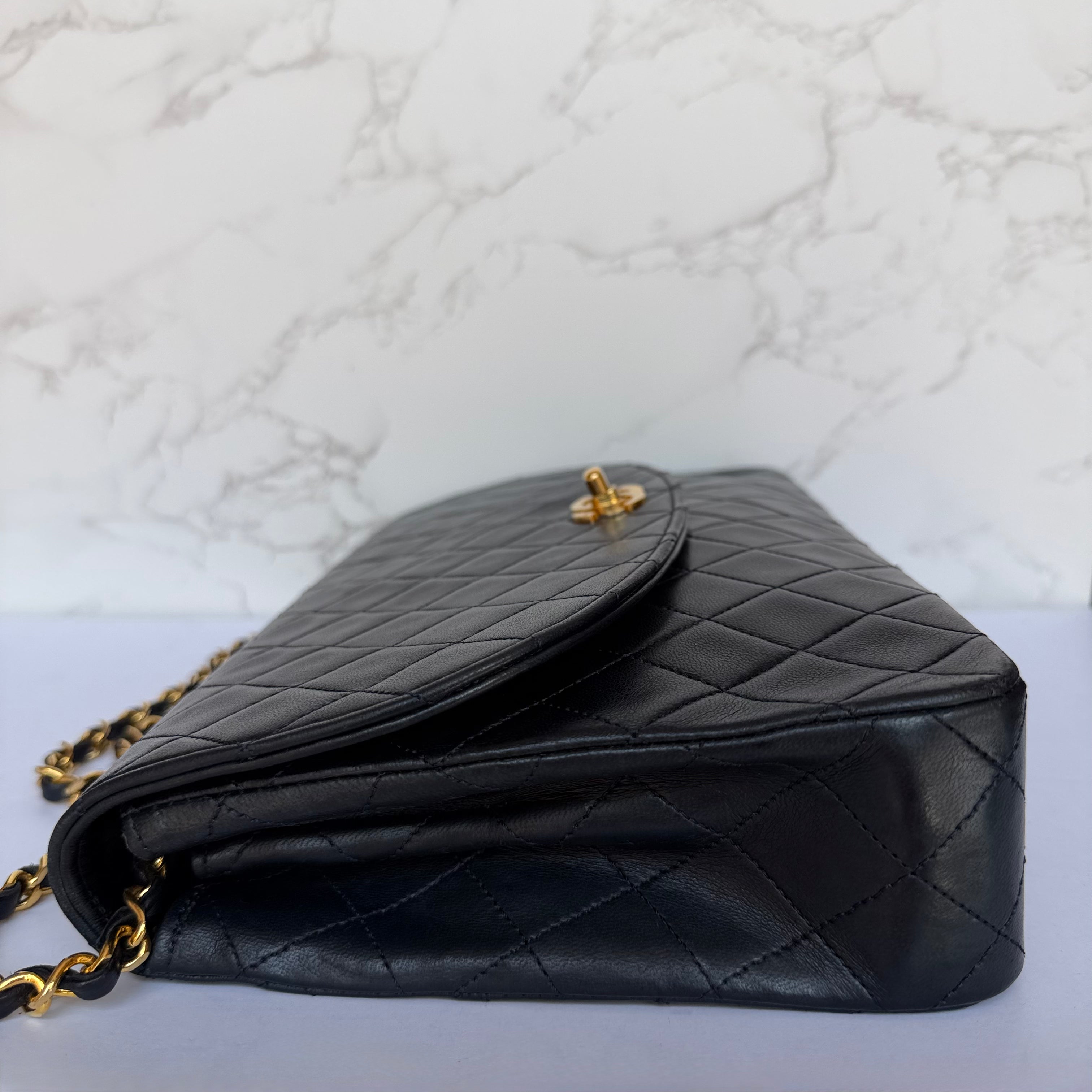 Zijkant authentieke Chanel schoudertas