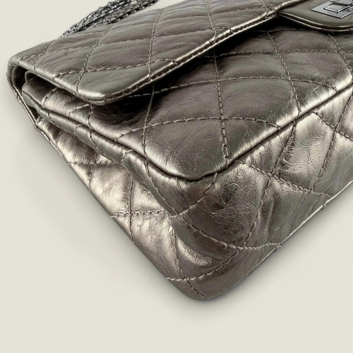 corners Chanel 2.55 Reissue metallic bronze pre-owned
