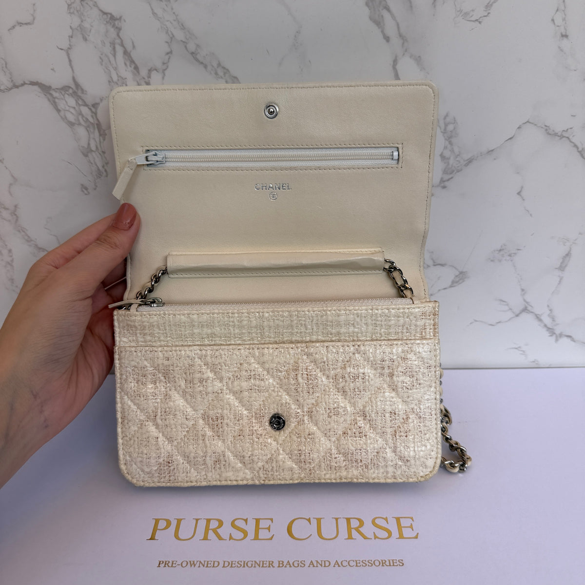 tweedehands Chanel coated tweed wallet on chain beige binnenkant