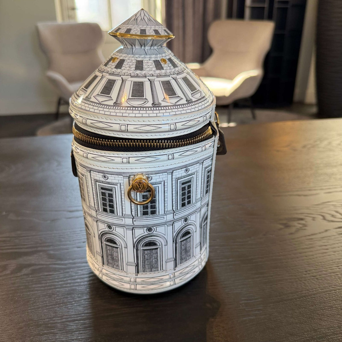 zeldzame Louis Vuitton Fornasetti Cannes Vase Architettura uit 2021