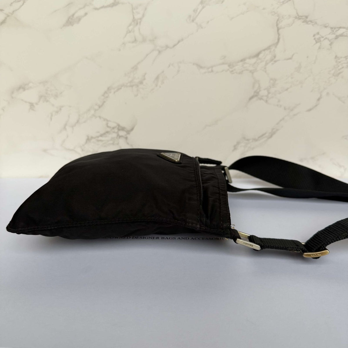 zijaanzicht originele Prada schoudertas zwart nylon