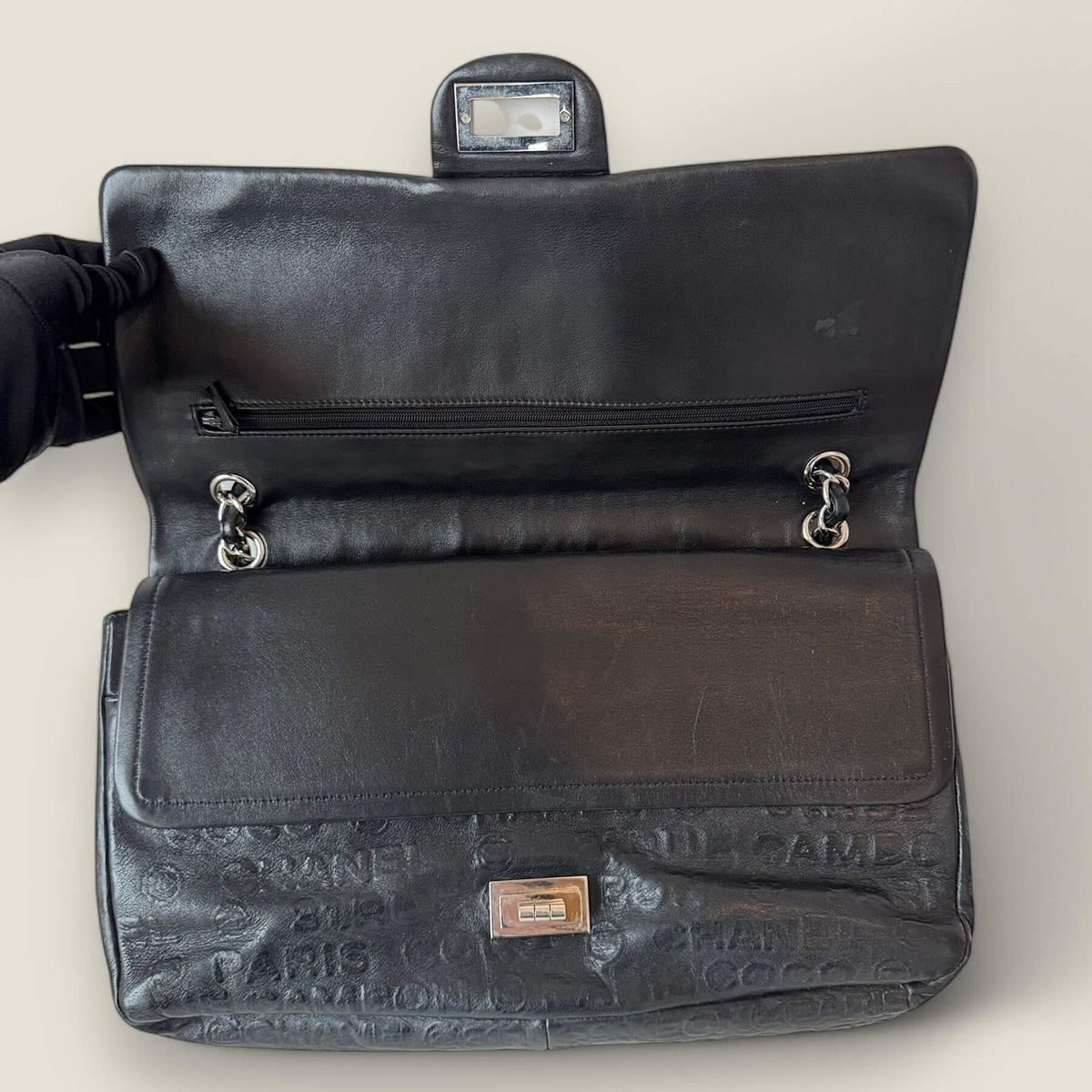 Binnenkant 2.55 Chanel flap schoudertas Rue Cambon print