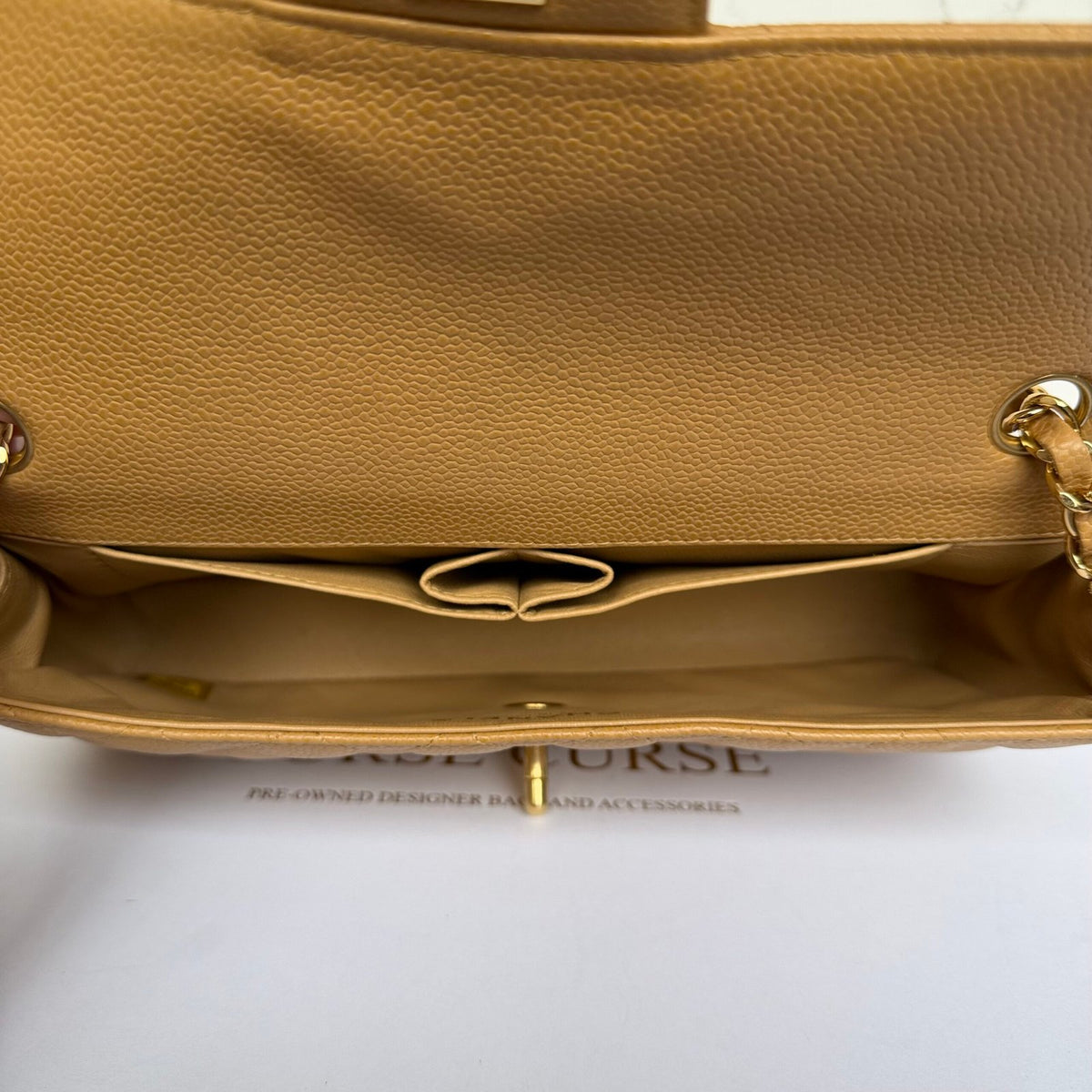Binnenkant Chanel East West flap beige caviar