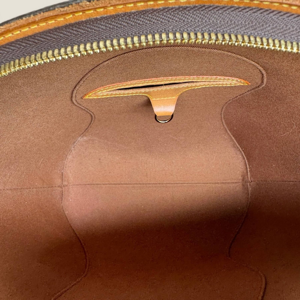 Interior Louis Vuitton Ellipse handbag