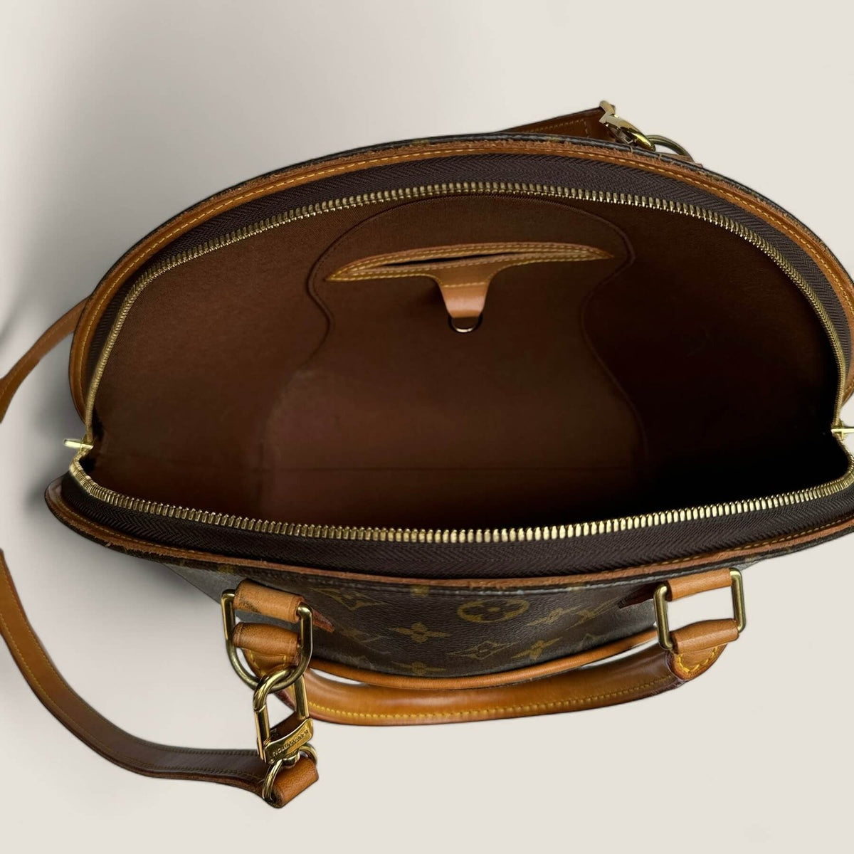 Inside Pre-owned Louis Vuitton designer bag