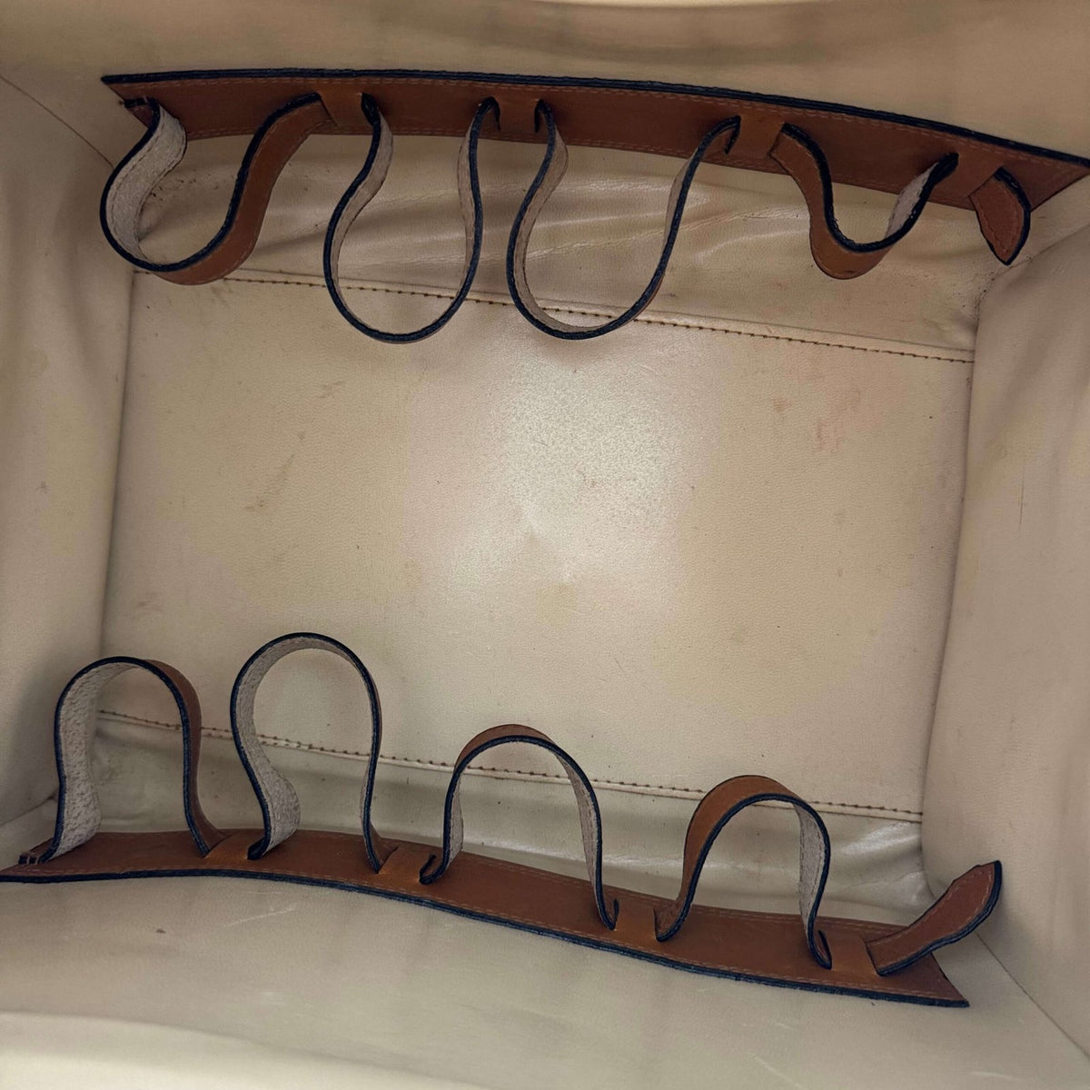 Binnenkant tweedehands vintage Gucci koffer tas