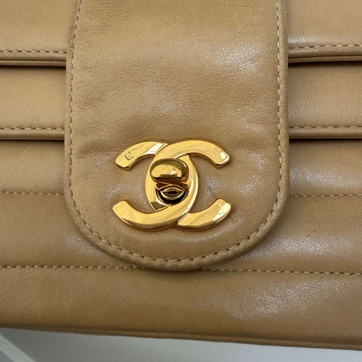 Chanel 24k verguld hardware detail