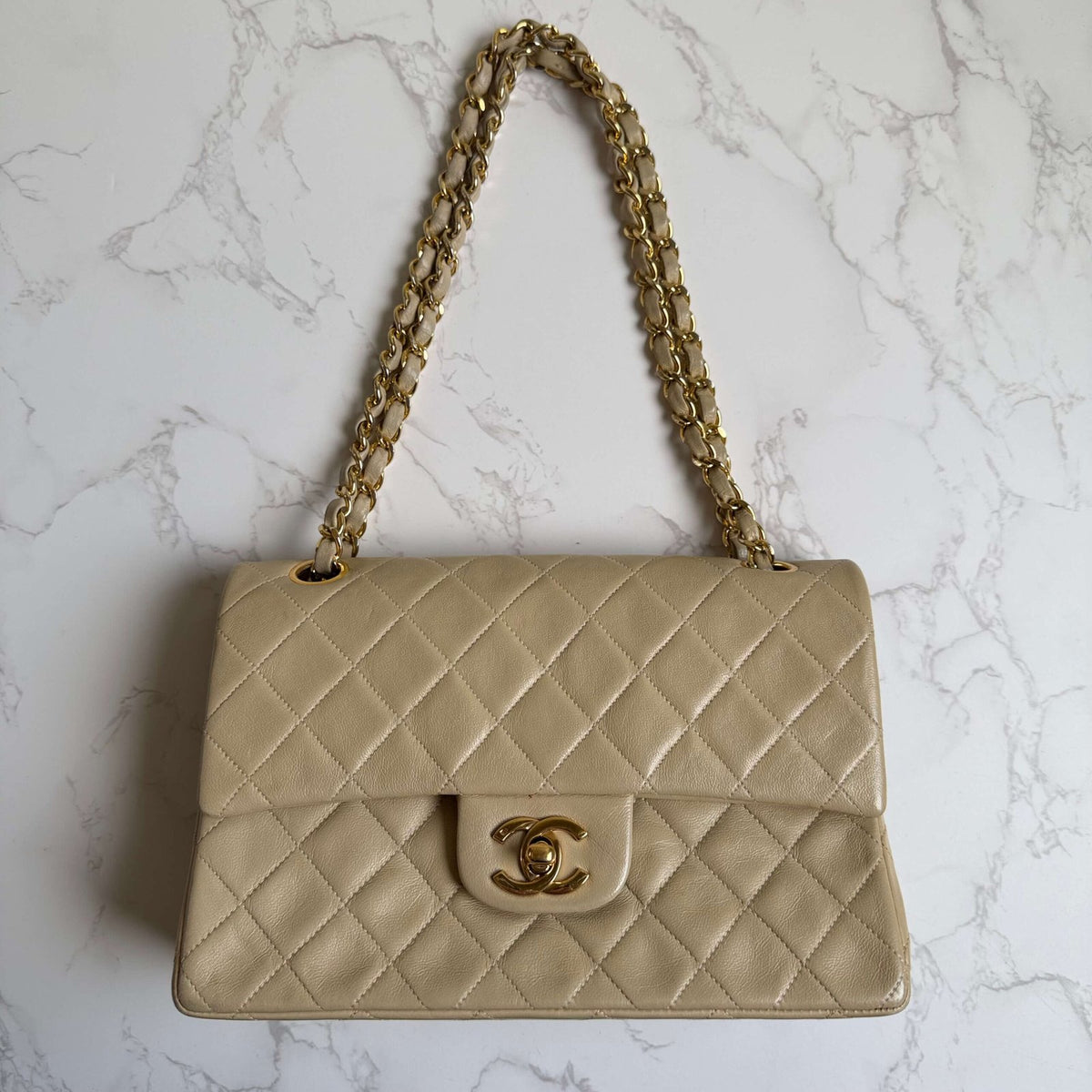 Chanel classic flap bag beige voorkant