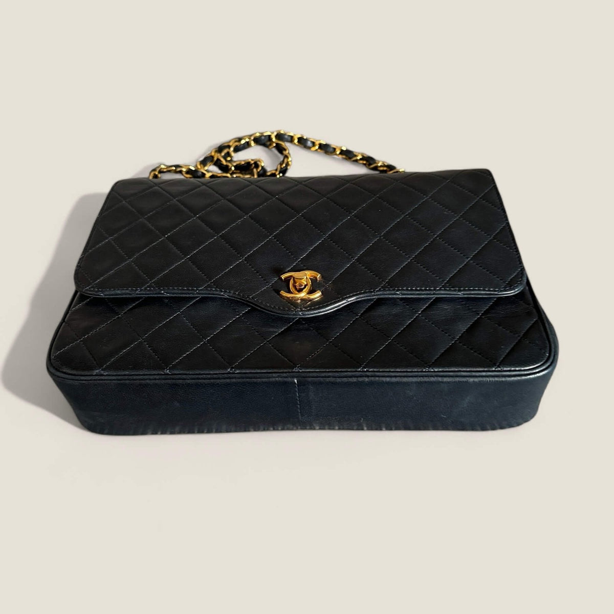 Chanel classic handbag with chain