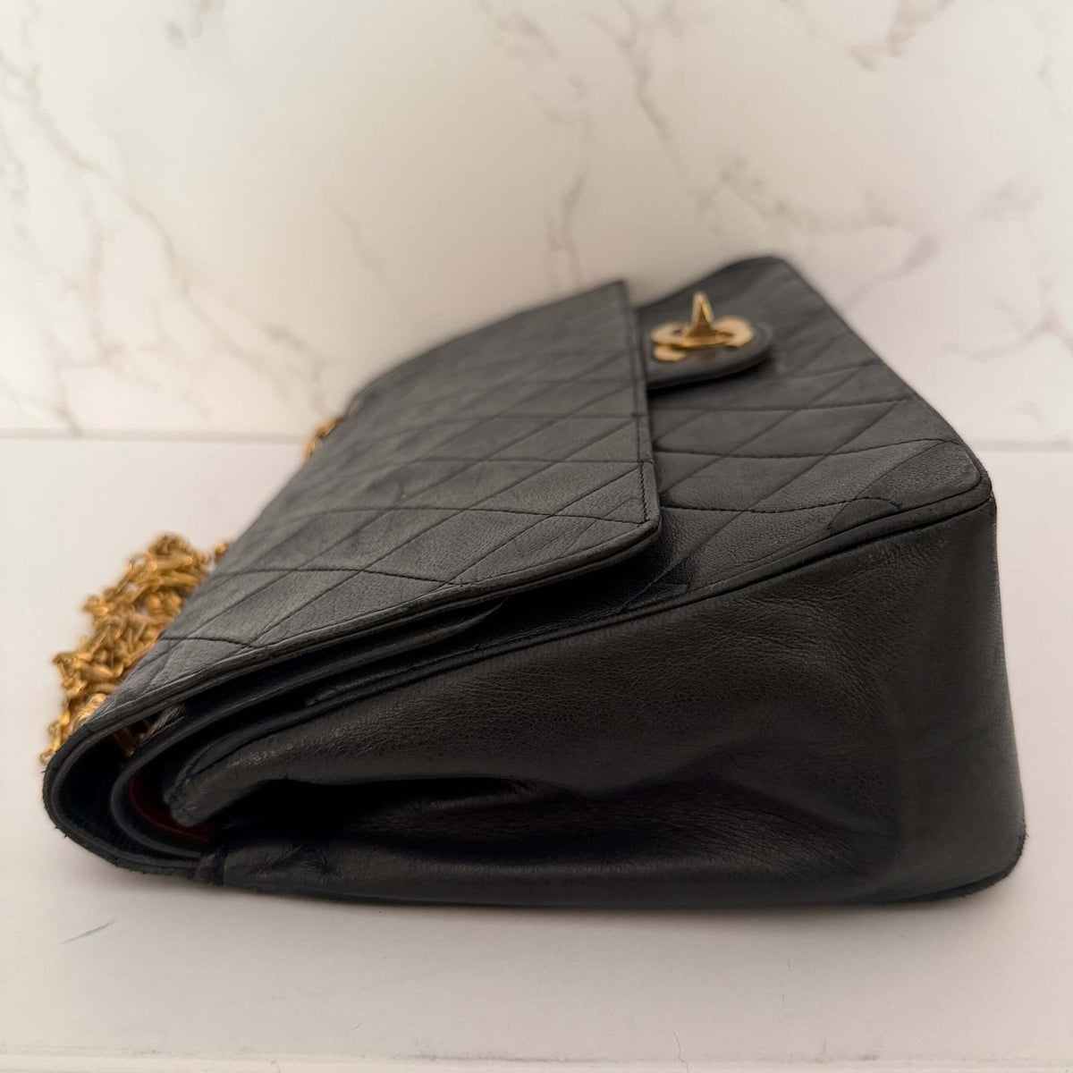 Chanel double flap medium black lambskin side profiel
