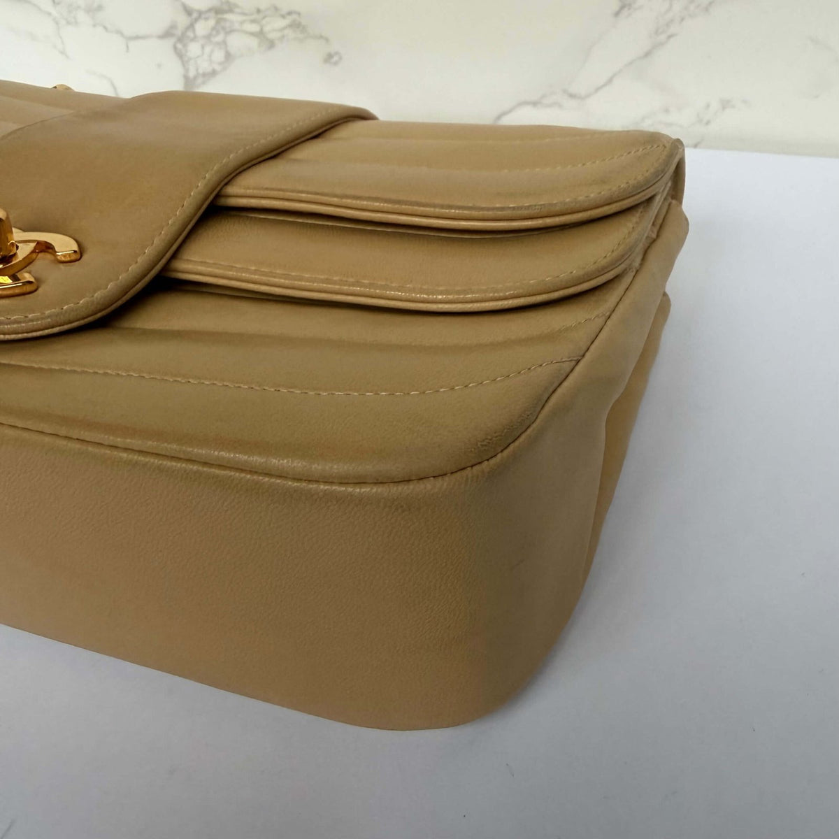 Chanel medium vintage flapbag profile