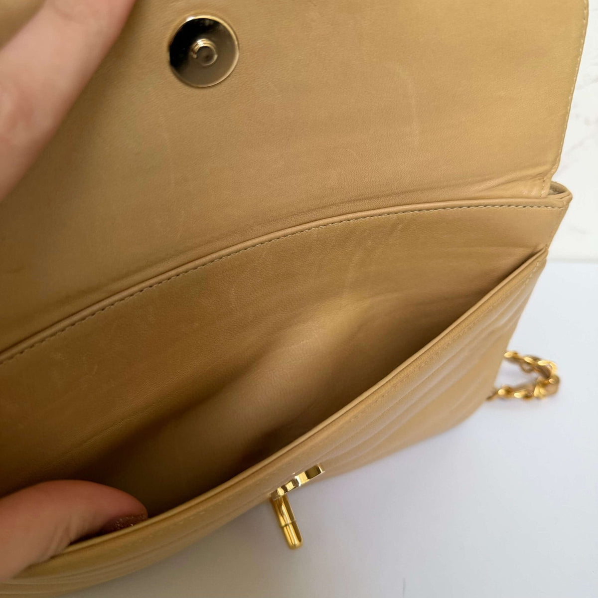 Chanel medium vintage tas binnenkant