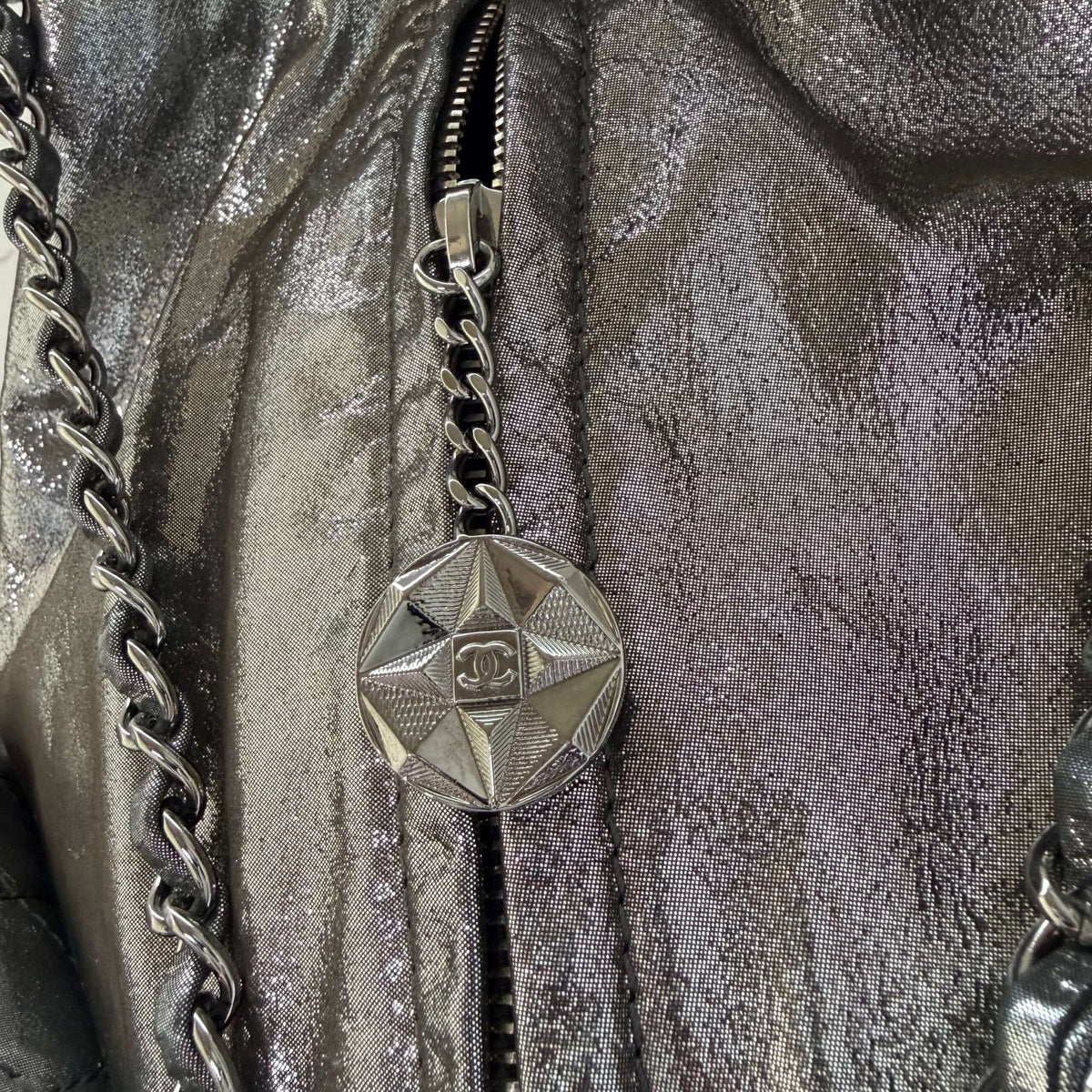 Chanel metallic rugzak rits detail