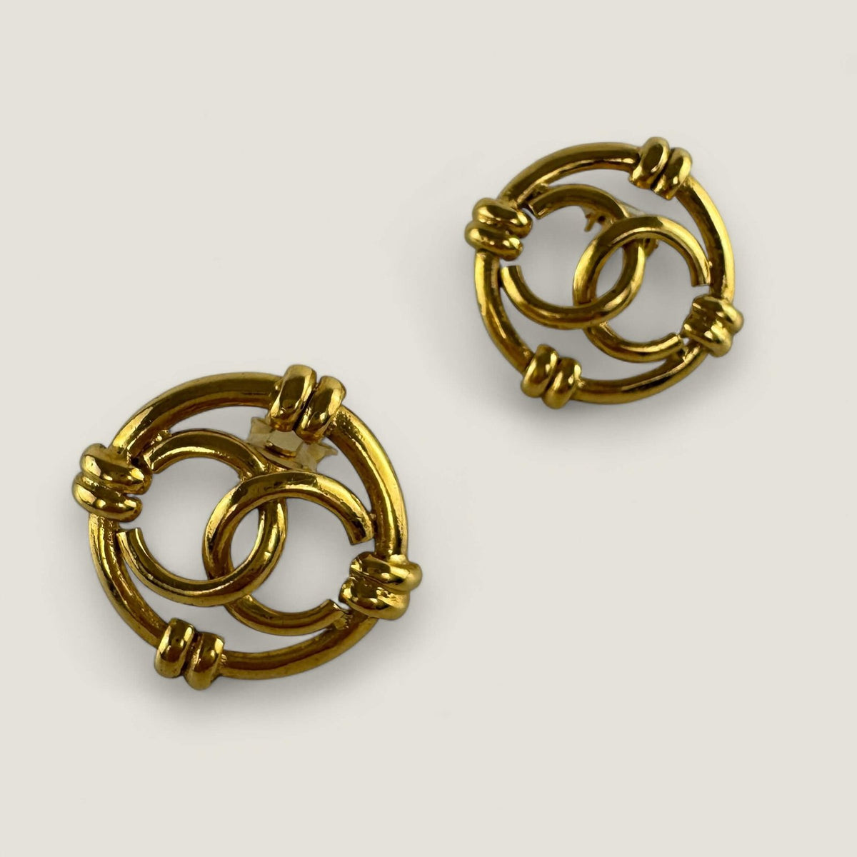Chanel pre-owned 1993 clip-on earrings with CC logo, gold-plated