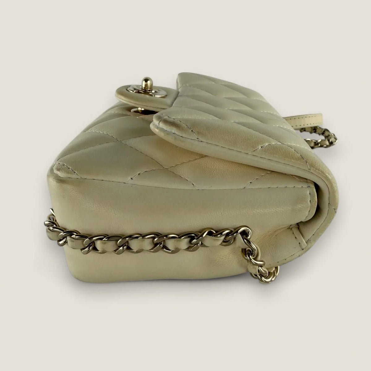 Chanel bag with pearl chain – close-up of the chain