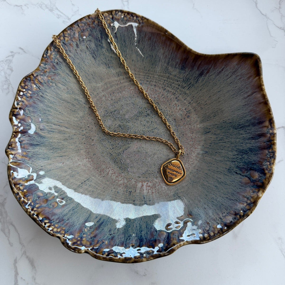 Chanel ketting met rue cambon hanger