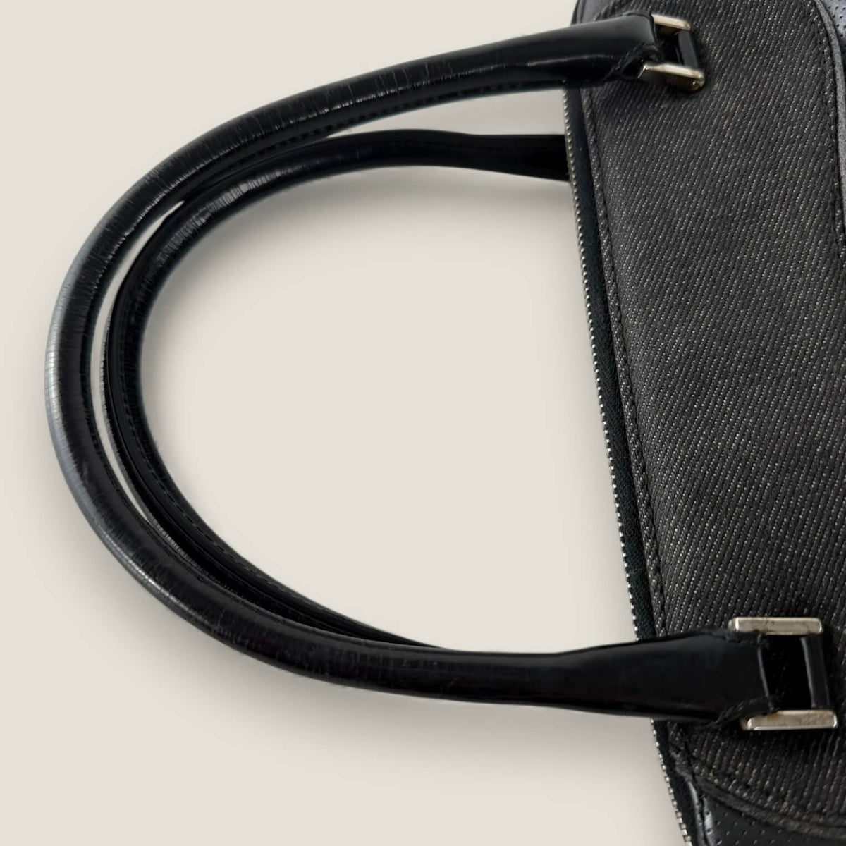 Signs of wear handles pre-owned Dior bag