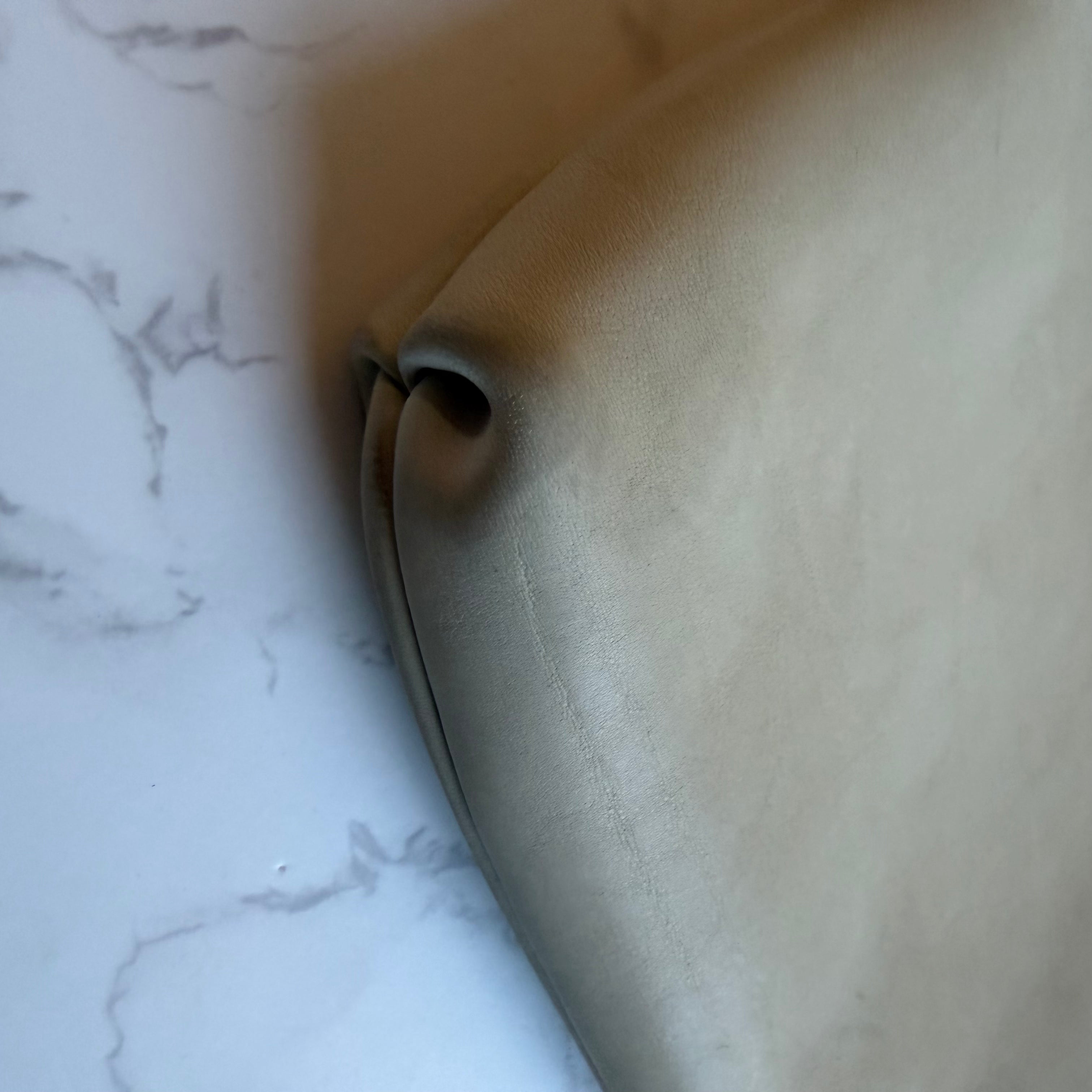 Gucci beige leren handgemaakte tote hoek detail onderzijde