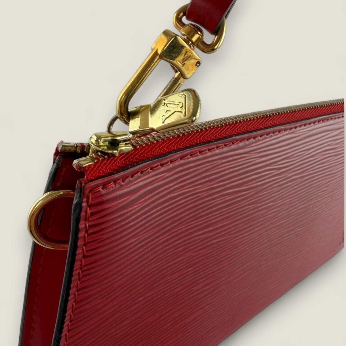 Hardware detail Louis Vuitton clutch Epi leer