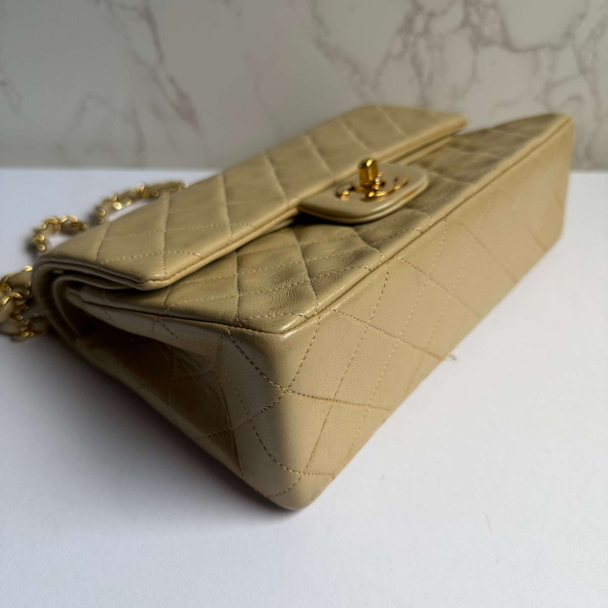 Hoekjes Chanel classic flap small beige lamsleer