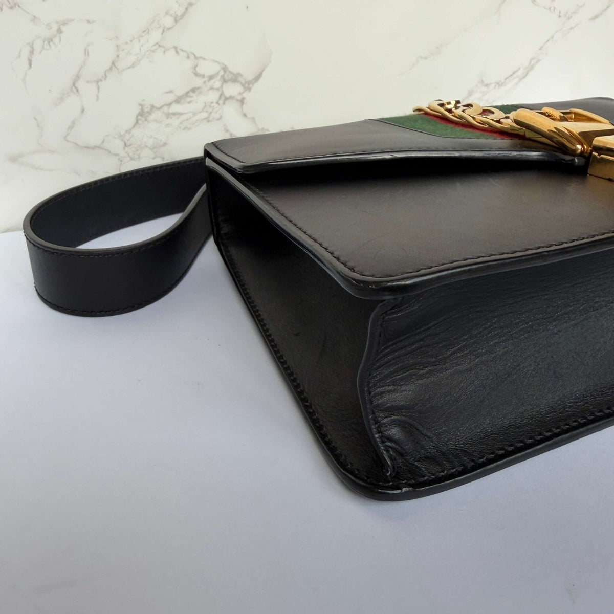 Hoekjes Gucci Small Sylvie in zwart leer