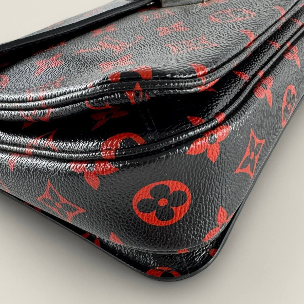 corners Louis Vuitton Infrarouge Pochette Metis