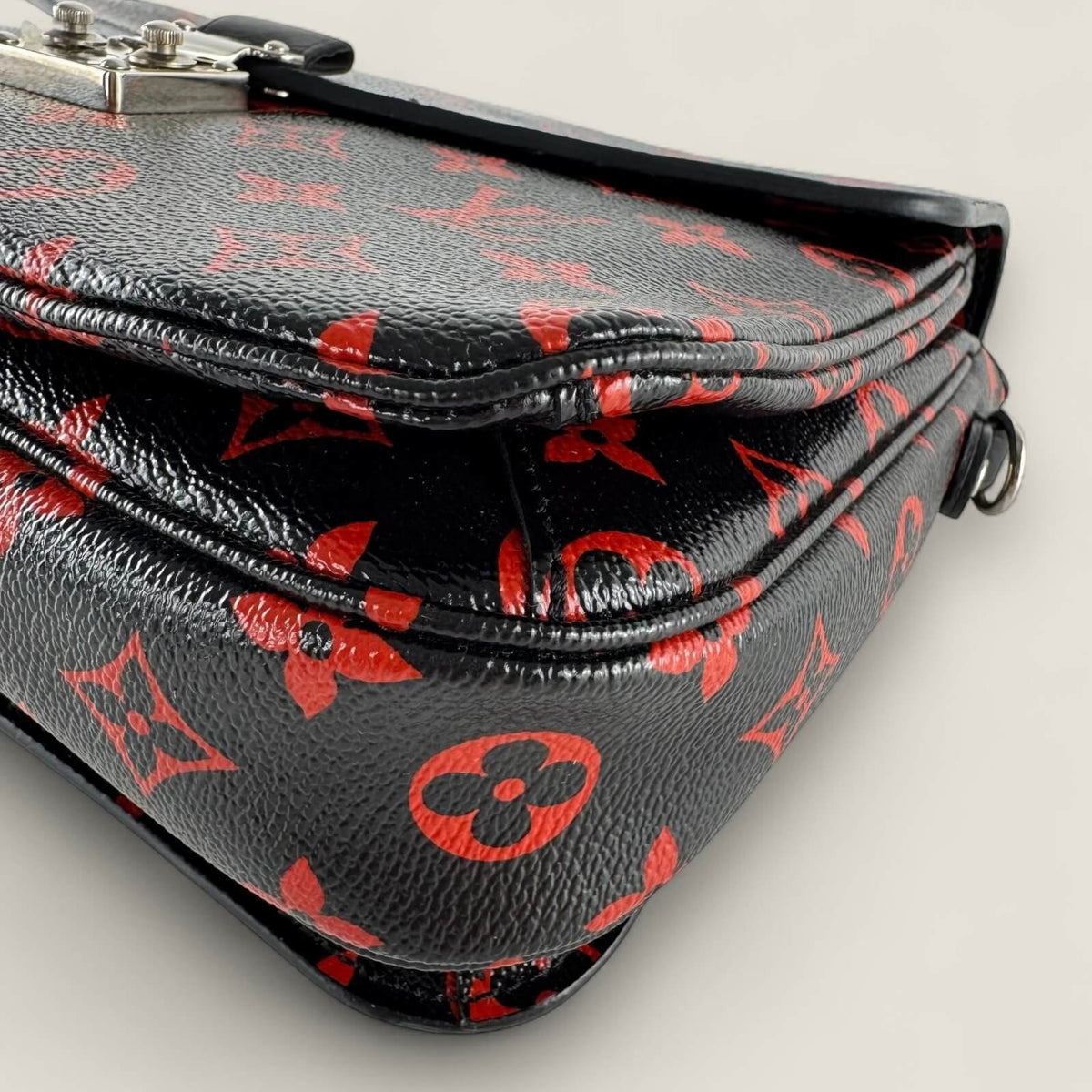 Corners Louis Vuitton pochette metis black red