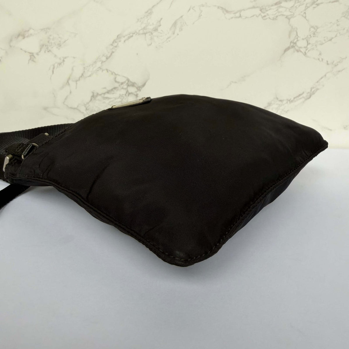 Hoekjes authentieke Prada nylon zwart schoudertas