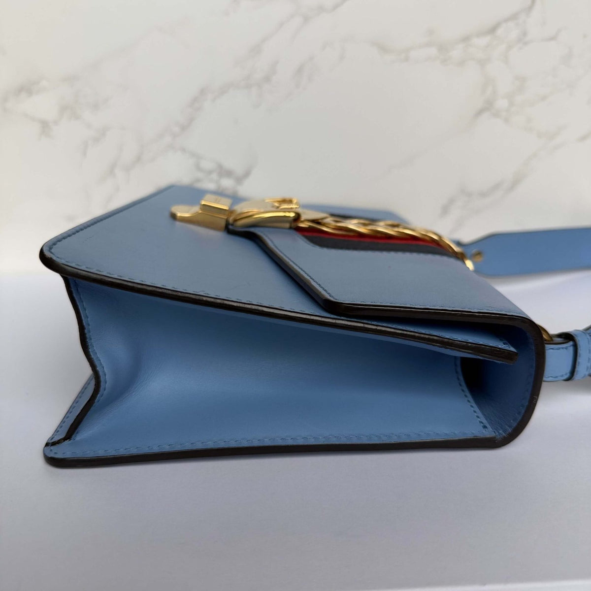 Zijkant Gucci Sylvie small blauw