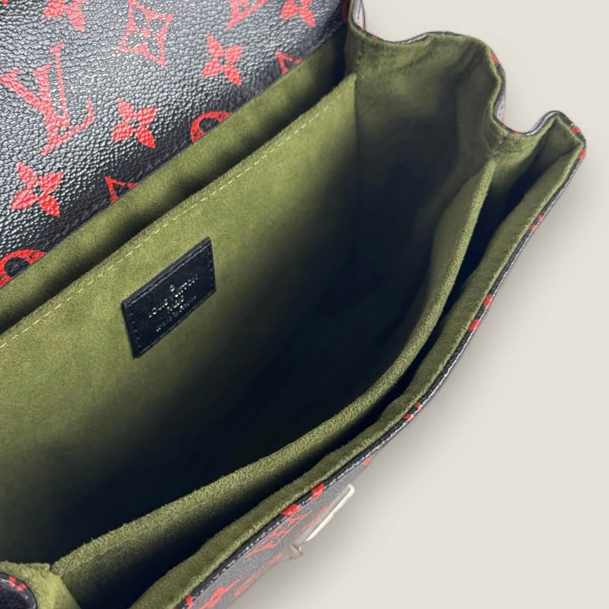 Louis Vuitton Pochette Métis Infrarouge interior with three compartments